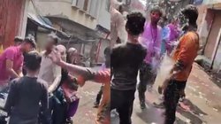 उत्तर प्रदेश: बाजार से निकल रहीं मुस्लिम महिलाओं को जबरन लगाया रंग, सोशल मीडिया पर वायरल हुआ वीडियो