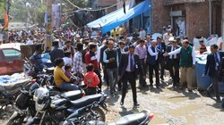 दिल्ली की झुग्गी-झोपड़ियों में पहुंचे एलजी वीके सक्सेना, दुर्दशा देख चढ़ा पारा, केजरीवाल सरकार को दी नसीहत; AAP ने भी लगाए गंभीर आरोप