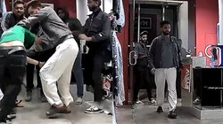 VIDEO: यूट्यूबर मैक्सर्टन ने एल्विश यादव और मुनव्वर फारुकी का उड़ाया था मजाक, BIG BOSS विजेता ने गुर्गों के साथ की मॉब लिंचिंग