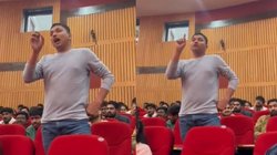 जिस टॉपिक पर बात करने से बच रही थी पुलिस, छात्र ने अधिकारी से सबके सामने पूछ लिया वही सवाल, वायरल हो गया वीडियो