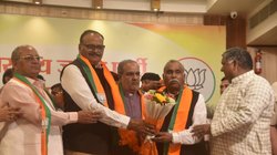 BJP में शामिल हुए देवेंद्र सिंह यादव, मुलायम सिंह के रहे हैं वफादार, जानिए अखिलेश के लिए क्यों माना जा रहा बड़ा झटका