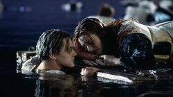 Titanic में रोज की जान बचाने वाला दरवाजा 5.83 करोड़ में हुआ नीलाम, केट विंसलेट की ड्रेस भी बिकी