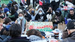 प्रदर्शनकारियों ने अमेरिका के हॉर्वर्ड में लहराया फिलीस्तीनी झंडा, 900 हो चुके हैं गिरफ्तार