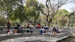 दुनिया मेरे आगे: दुख, दर्द, खुशी, अकेलेपन के सफर की साथी किताबें, व्यक्तित्व निर्माण के साथ सिखाती हैं जीने की कला