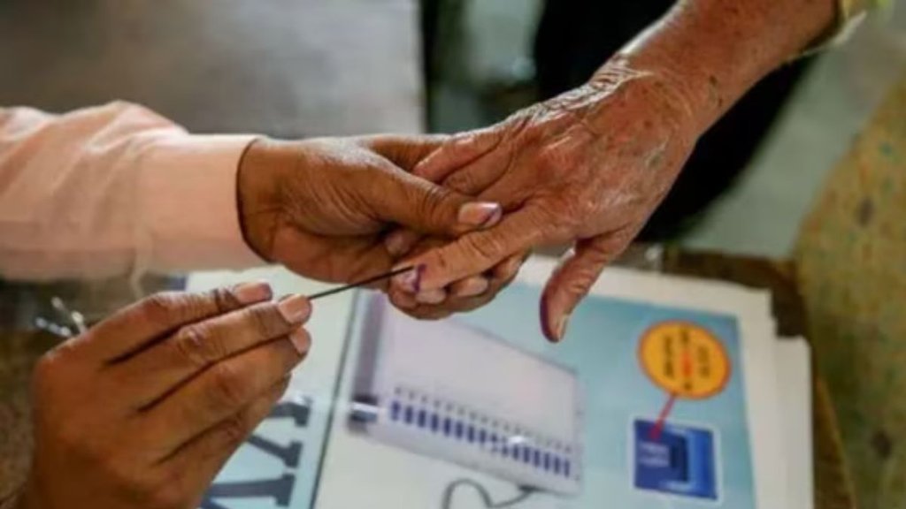 लोकसभा चुनाव वोटिंग को लेकर तैयारियां पूरा (सोर्स - PTI/File)