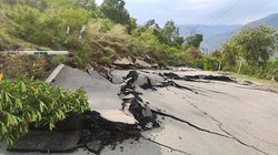 जम्मू-कश्मीर के रामबन में जमीन धंसी, 50 से अधिक घरों में दरारें, बिजली टॉवर और सड़कें भी टूटीं