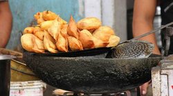 समोसे में निकला कंडोम और गुटखा, पांच लोगों पर केस दर्ज; एक की हुई गिरफ्तारी