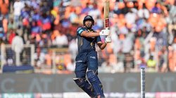 GT vs RCB: शाहरुख खान ने आरसीबी के गेंदबाजों की निकाल दी हवा, इतनी गेंदों पर लगाया IPL करियर का पहला अर्धशतक
