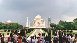 पति के साथ आगरा घूमने आई अमेरिकी महिला से ताजमहल परिसर में छेड़छाड़, आरोपी गाइड गिरफ्तार