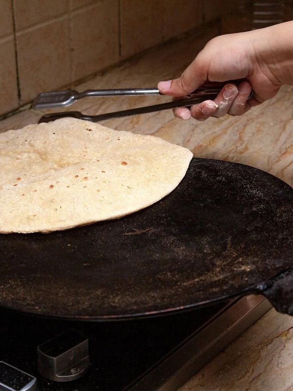 Why do not put water on a hot pan