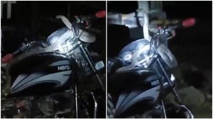 bike snake, Viral Video, Trending Video, बाइक सांप, रेलवे क्रॉसिंग