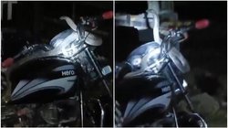 रेलवे क्रॉसिंग पर खड़ी बाइक को कोबरा ने किया ‘हाईजैक’, अफरातफरी में भी लोग नहीं भूले वीडियो बनाना