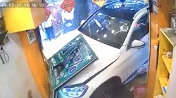 फतेहचंद कचौरी वाले की दुकान में घुसी कार, हादसे की हकीकत जानकर नहीं रोक पाएंगे अपनी हंसी