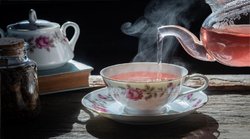 रोज़ाना 8 गिलास Hot Water का सेवन करने से बॉडी पर कैसा दिखता है असर? ये पानी पाचन और वजन को कैसे करता है प्रभावित, एक्सपर्ट से जानिए