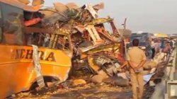 UP: आगरा-लखनऊ एक्सप्रेसवे पर भीषण हादसा, डिवाइडर तोड़ ट्रक से जा टकराई तेज रफ्तार स्लीपर बस, 4 की मौत