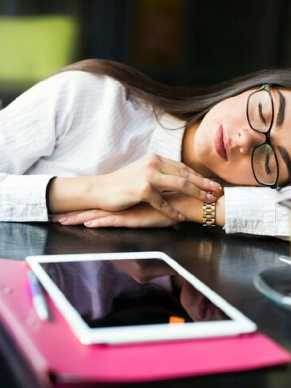 feel tired after lunch, Why do people feel tired after eating, Why do I crash so hard after lunch?, How do I stop feeling tired in the afternoon? खाने के बाद नींद आती है तो क्या करें,