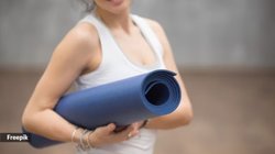 जिस मैट पर आप योग और एक्सरसाइज करते हैं क्या वो आपके लिए सेफ है? एक्सपर्ट से जान लीजिए इसके पीछे की कहानी