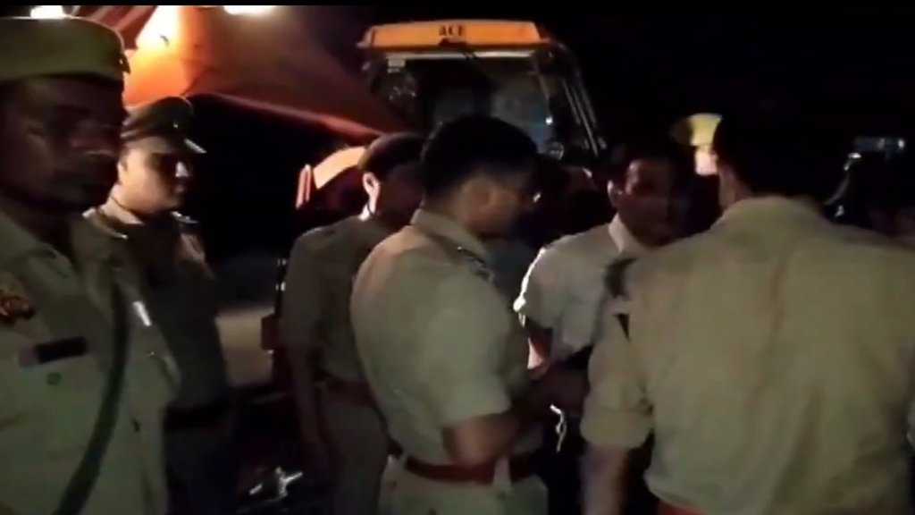 Bus and dumper collide in Shahjahanpur, bus accident in Shahjahanpur
