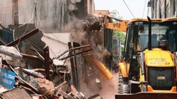 दो साल पहले चला था घरों पर बुलडोजर, अब कोर्ट के आदेश के बाद सरकार ने पांच परिवारों को दिया 30 लाख का मुआवजा