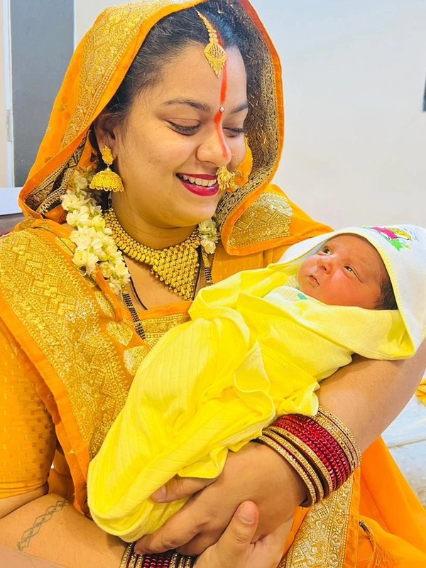 Bhojpuri Actress Nidhi Jha Shows Son
