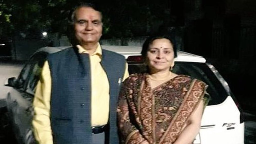 रिटायर्ड आईएएस अफसर डीएन दुबे और उनकी पत्नी मोहिनी दुबे। (फाइल फोटो- सोशल मीडिया) 