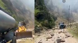 Gangotri Highway Accident: उत्तरकाशी में चट्टानों के टूटने से भयंकर हादसा, नीचे दबे कई लोग, 1 की मौत 8 घायल