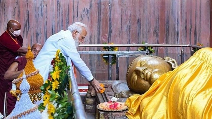 20 अक्टूबर, 2021 को कुशीनगर में महापरिनिर्वाण मंदिर में पूजा करते प्रधानमंत्री नरेंद्र मोदी। (पीटीआई फोटो)