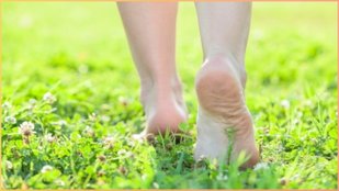 benefits of walking barefoot on grass