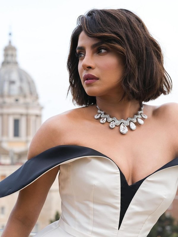 Priyanka Chopra, Priyanka Chopra diamond necklace, Priyanka Chopra Diamond Necklace Price 350 crores