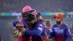 IPL 2024: एलिमिनेटर में RR से हार के बाद दिनेश कार्तिक को RCB की पूरी टीम ने दिया गार्ड ऑफ ऑनर, देखें दिल छू लेने वाला VIDEO