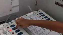 VIDEO: भाजपा नेता ने नाबालिग बेटे से डलवाया वोट और कहा ‘बस बस हो गई’, वायरल वीडियो के बाद हुआ मामला दर्ज