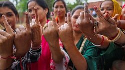 पहले फ्लाइट से कराया टिकट फिर कैब बुक कर पहुंचाया गांव, DM के एक निर्णय ने कराया सौ फीसदी मतदान