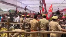 फिर मची अखिलेश यादव की जनसभा में भगदड़, अब आजमगढ़ में पुलिस को करना पड़ा लाठीचार्ज