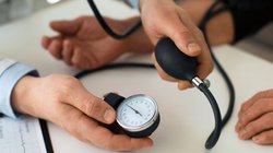 ब्लड प्रेशर क्रॉस कर चुका है बॉर्डर लाइन, दवा खाते-खाते भी हो गए हैं तंग, इन 3 आयुर्वेदिक नुस्खों को अपना लें तुरंत मिलेगी राहत