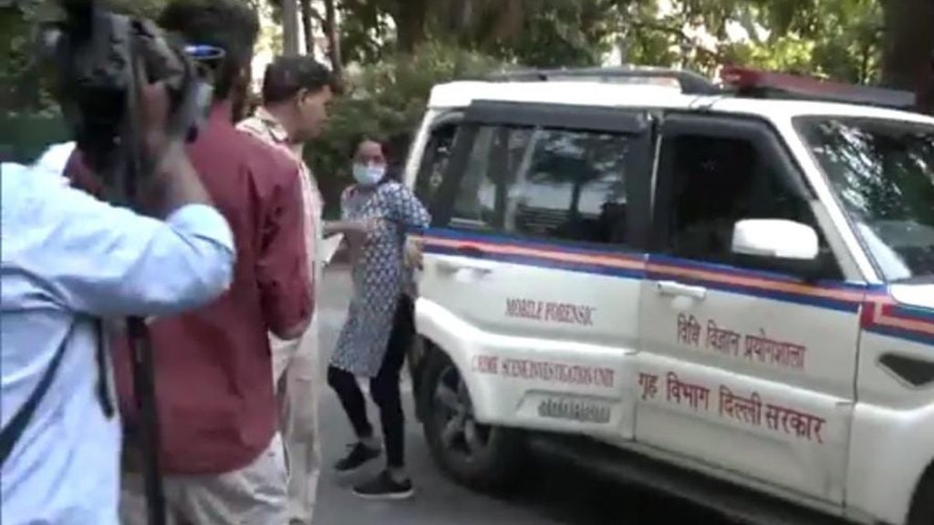 delhi police | cm arvind kejriwal | swati maliwal |