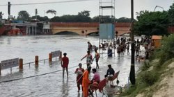 मंदिर घाट पर बने चेंजिंग रूम में CCTV के जरिए महिलाओं को कपड़े बदलते देखता था महंत, FIR के बाद फरार; पुलिस दे रही दबिश