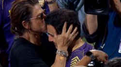 KKR की जीत पर गौतम गंभीर को शाहरुख खान से मिला ‘किस’, मेंटॉर साहब को मुस्कुराता देख हैरान हुए फैंस