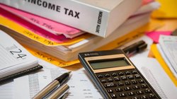 Old vs New Tax Regime: रिटायर हो गए हैं? कौन सा टैक्‍स सिस्‍टम रहेगा बेहतर, ITR भरने के पहले समझ लें डिटेल