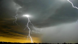 कर्नाटक में बिजली गिरने से हुई महिला की मौत, 50 मवेशियों की भी गई जान