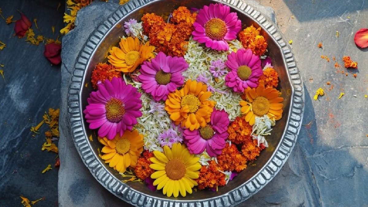 પૂજામાં ફૂલો અર્પણ કરતાં પહેલાં રાખો આ બાબતોનું ખાસ ધ્યાન 3 pooja rules
