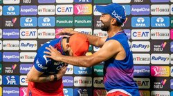 IPL 2024: दिनेश कार्तिक के सामने विराट कोहली ने झुकाया सिर, आरसीबी के भाईचारे ने जीता फैंस का दिल; देखें VIDEO