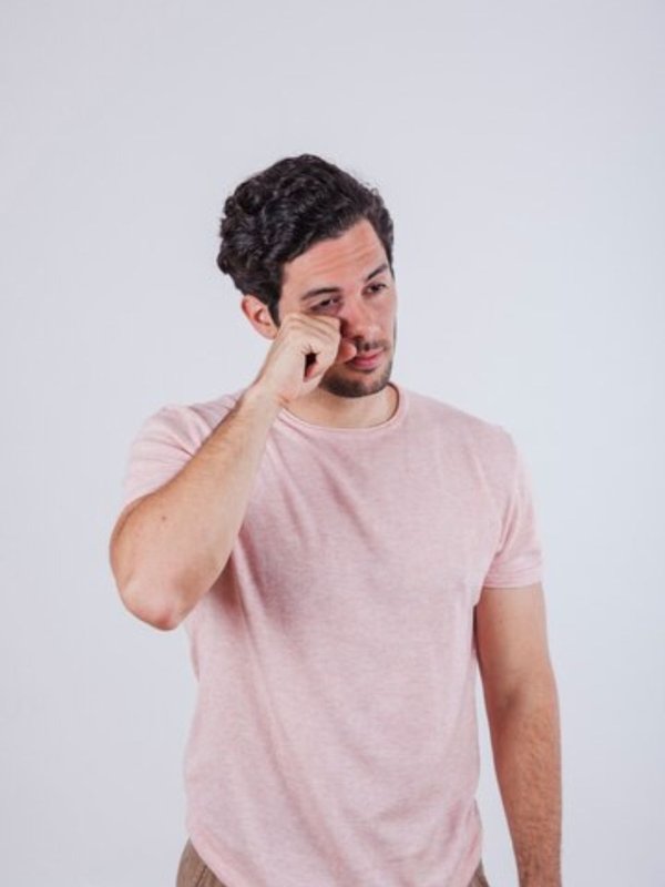 what is the best eye protection from the sun, ways to protect your eyes this summer, summer eye care tips, how do you take care of your eyes from the sun, how can we care our eyes in summer, how can i care my eye daily, eye care tips for sunny days, eye care tips at home, does the sun make your eyes better