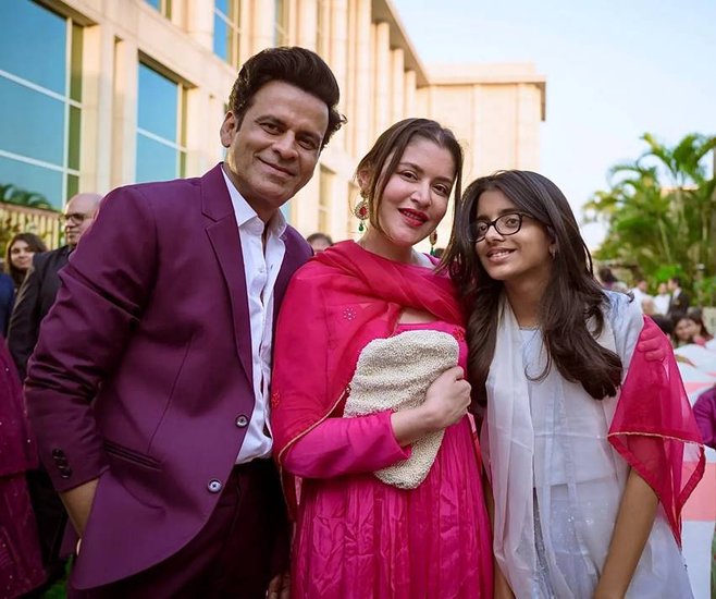 मनोज बाजपेयी-नेहाबॉलीवुड के बेहतरीन कलाकारों में से एक मनोज बाजपेयी ने भी दूसरे धर्म में शादी की है। उनकी पत्नी नेहा का असली नाम शबाना रजा है जो एक मुस्लिम परिवार से आती हैं।