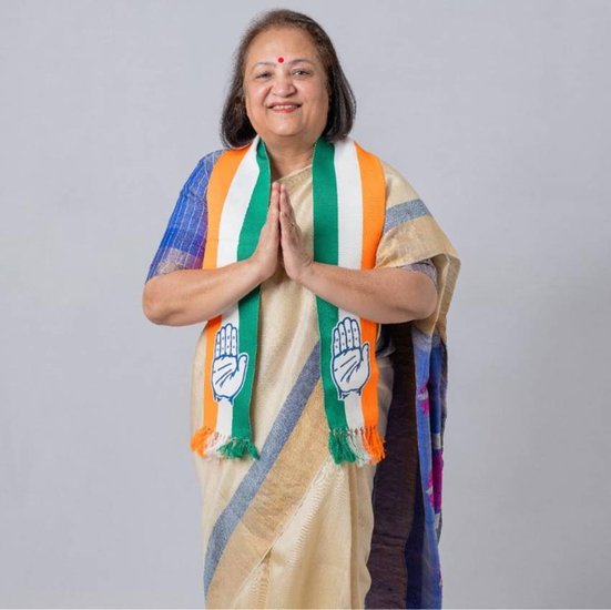 अमित शाह के नाम पर एक भी कार नहीं है। वहीं, सोनल पटेल के पास हुंडई वरना, टोयोटा इनोवा, महिंद्रा थार और टाटा पंच के अलावा कई और कारें हैं जिनकी कीमत 29 लाख रुपये है। (@Sonal Patel Datta/FB)