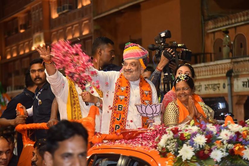 लोकसभा में वैसे तो कई हॉट सीटें हैं जहां पर पार्टियों के बीच कड़ी टक्कर देखने को मिलने वाली है जिसमें से एक गुजरात की गांधीनगर सीट भी है। यहां से बीजेपी और कांग्रेस के बीच सीधा मुकाबला है। (Indian Express)