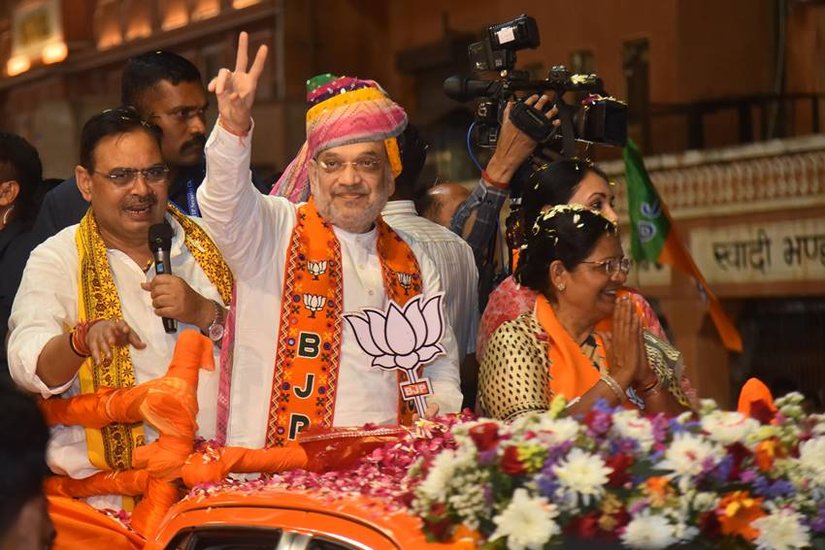 प्रॉपर्टी की बात करें तो अमित शाह के पास 16 करोड़ रुपये से भी ज्यादा की प्रॉपर्टी है जिसमें कृषि भूमि, गैर कृषि भूमि, कमर्शियल बिल्डिंग और आवासीय भवन शामिल है। (Indian Express)