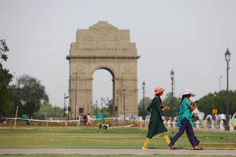 इस वक्त उत्तर और पूर्वी भारत के अधिकतर इलाकों में भीषण गर्मी का प्रकोप जारी है। देश की राजधानी दिल्ली की बात करें तो यहां तापमान रोज नए रिकॉर्ड बना रहा है। (Indian Express)