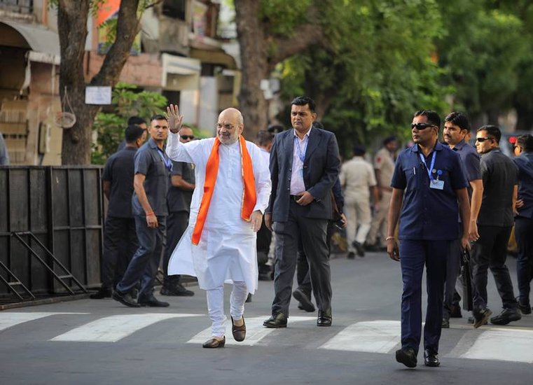 अमित शाह और उनकी पत्नी के पास करीब 98 लाख रुपये के गहने हैं। वहीं, सोनल पटेल के पास सिर्फ 6 लाख रुपये के गहने हैं। (Indian Express)