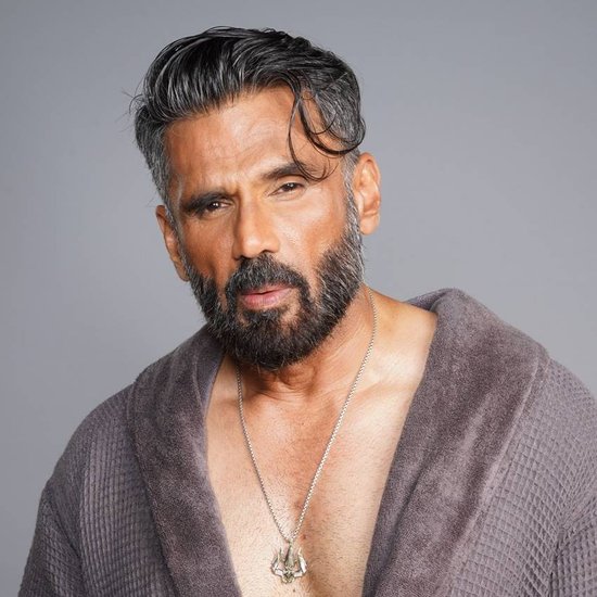 डेब्यू फिल्म बलवान के रिलीज से पहले सुनील शेट्टी ने 40 फिल्मों को साइन किया था। साल में 25-30 फिल्में शूट करते थे। हाल ऐसा था कि एक दिन में तीन-तीन फिल्मों के लिए एक्टिंग करते थे। पैंट वही रहती थी सिर्फ शर्ट बदल लेते थे। यहां तक कि फिल्मिस्तान में सेट नंबर 1 से लेकर तीन तक उन्हीं के सेट थे।