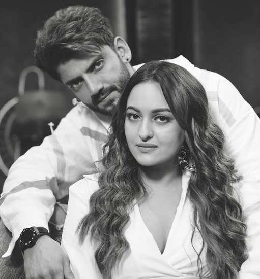 सोनाक्षी सिन्हा इस वक्त अपनी शादी को लेकर चर्चा में हैं। सोनाक्षी एक्टर जहीर इकबाल संग 23 फरवरी को शादी करने वाली हैं। सिर्फ सोनाक्षी सिन्हा ही ऐसी एक्ट्रेस नहीं हैं जो दूसरे धर्म में शादी करने जा रही हैं। उनसे पहले भी कई सितारे दूसरे धर्म में शादी कर चुके हैं। (@Zaheer Iqbal/FB)